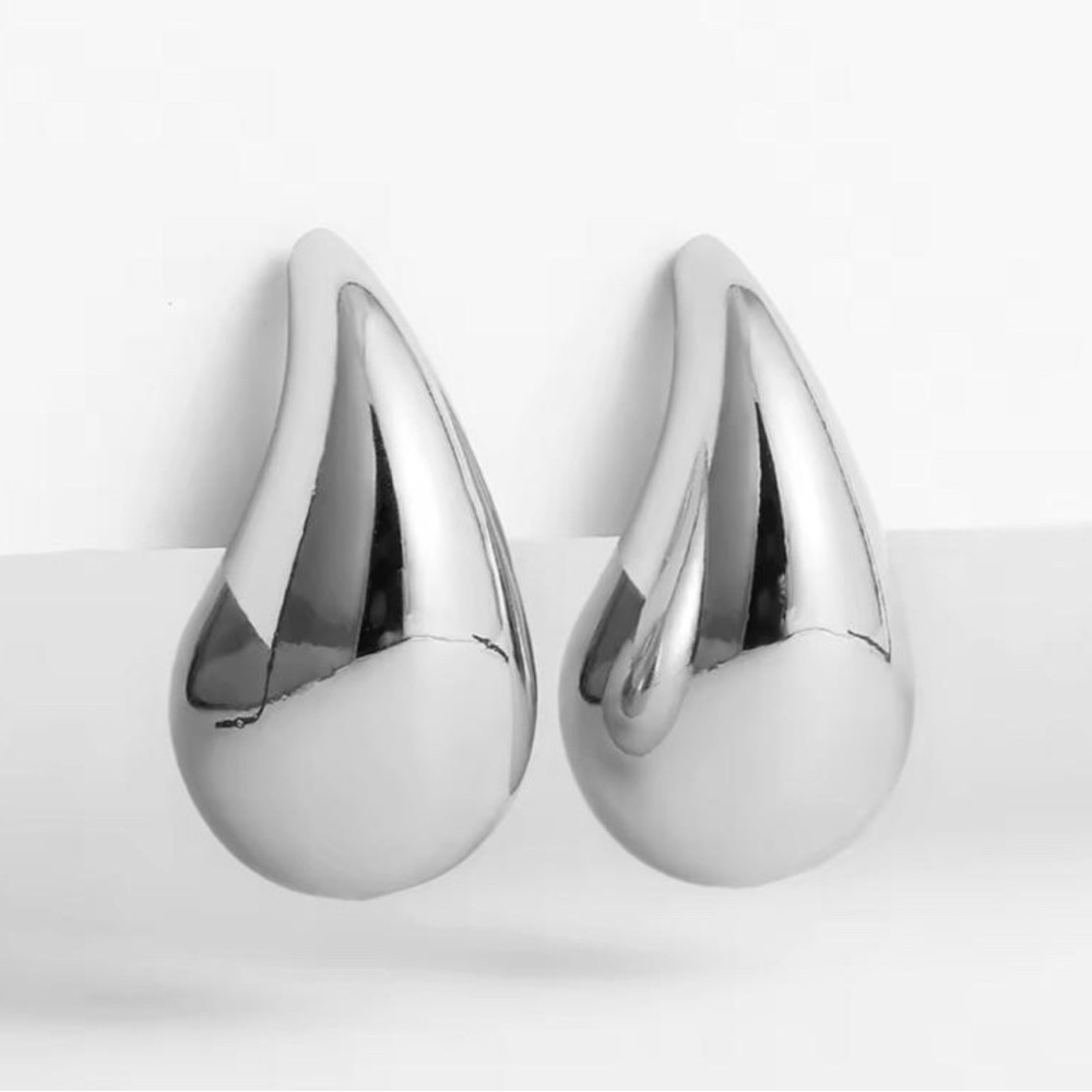 Chic Silver Teardrop Earrings
